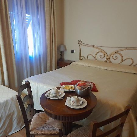 เปอตี ชาโต Bed & Breakfast มอนเตกาตินี แตร์เม ภายนอก รูปภาพ