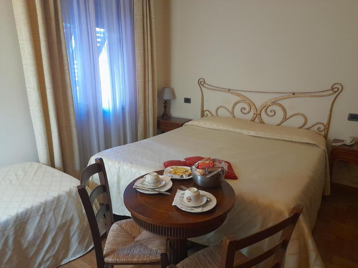 เปอตี ชาโต Bed & Breakfast มอนเตกาตินี แตร์เม ภายนอก รูปภาพ