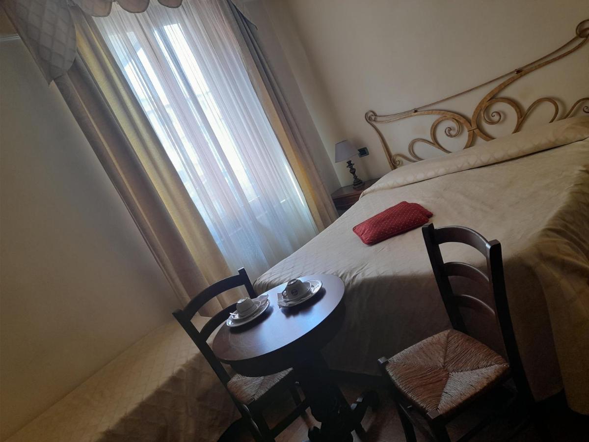 เปอตี ชาโต Bed & Breakfast มอนเตกาตินี แตร์เม ภายนอก รูปภาพ