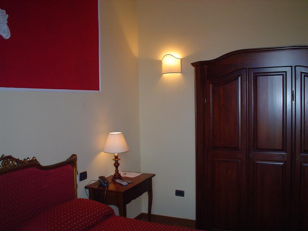 เปอตี ชาโต Bed & Breakfast มอนเตกาตินี แตร์เม ภายนอก รูปภาพ