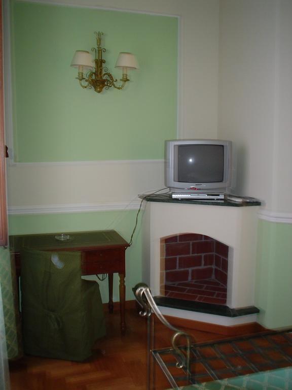 เปอตี ชาโต Bed & Breakfast มอนเตกาตินี แตร์เม ภายนอก รูปภาพ
