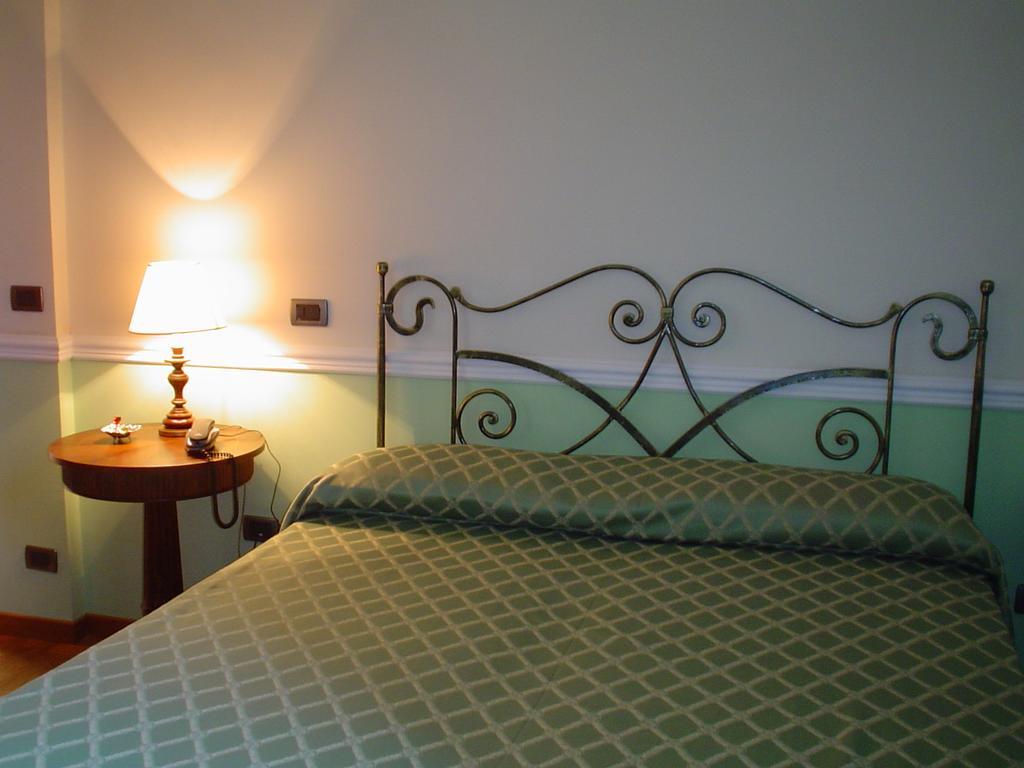 เปอตี ชาโต Bed & Breakfast มอนเตกาตินี แตร์เม ภายนอก รูปภาพ