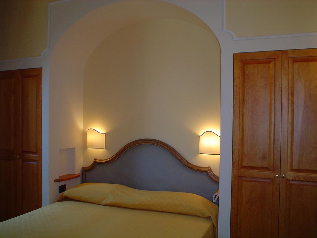 เปอตี ชาโต Bed & Breakfast มอนเตกาตินี แตร์เม ภายนอก รูปภาพ