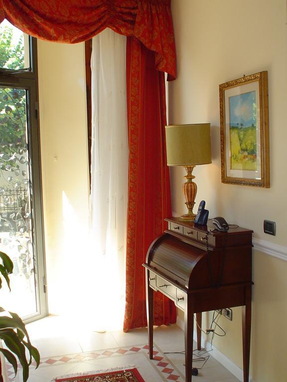 เปอตี ชาโต Bed & Breakfast มอนเตกาตินี แตร์เม ภายนอก รูปภาพ