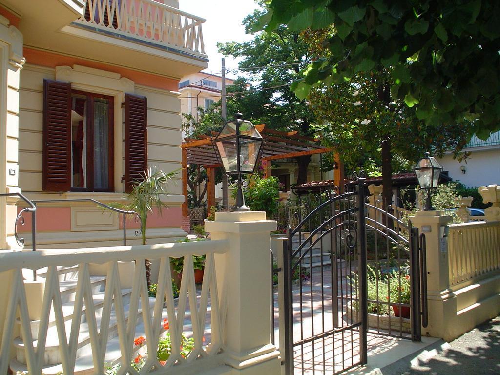 เปอตี ชาโต Bed & Breakfast มอนเตกาตินี แตร์เม ภายนอก รูปภาพ